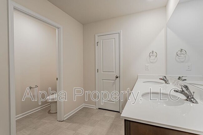 Building Photo - 1210 Murdock Cir