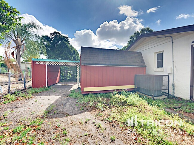 Building Photo - 202 Valley Dr