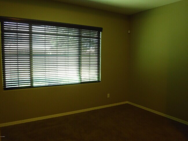 Building Photo - 3391 E Yellowstone Pl