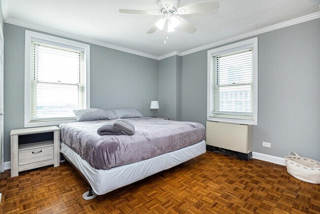 Building Photo - 300 W Peachtree St NW