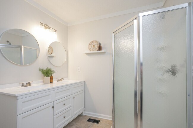 Building Photo - 301 Lutie St