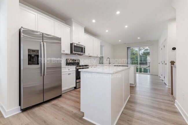 Building Photo - 6122 Cleburne Ct