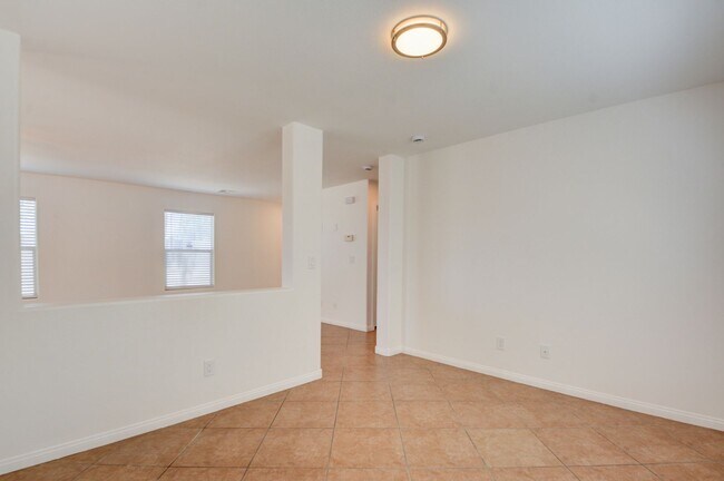 Building Photo - Fabulous 3 bed/2.5 bath two-story home in ...