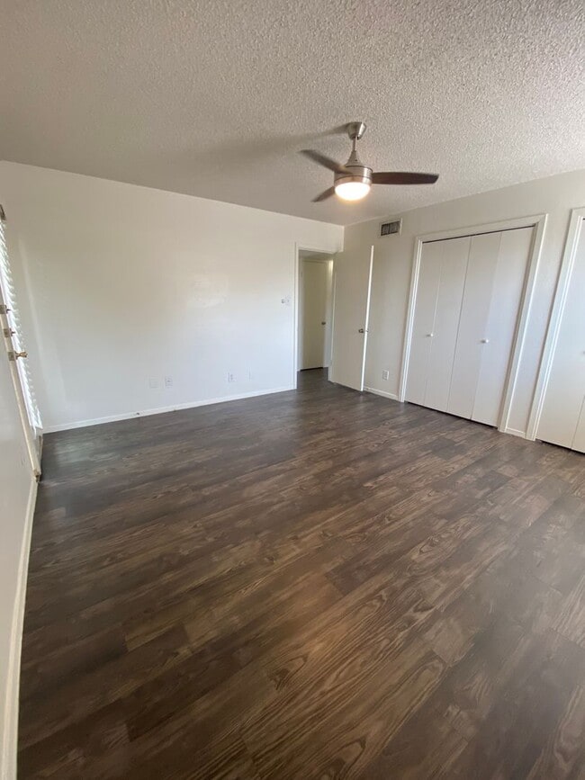 Building Photo - 1226 N LBJ Dr