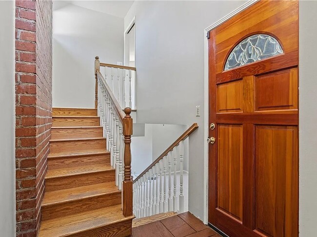 Building Photo - Gorgeous 3 bd 2 ba + Den Single Family hom...