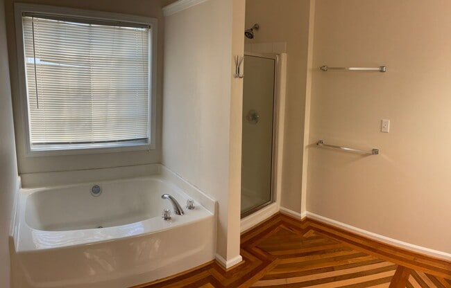 Building Photo - Quiet Neighborhood- Large family living!