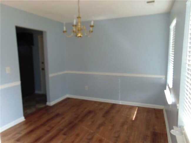 Building Photo - 611 Dove Ln