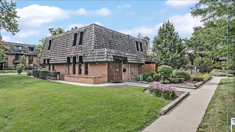 Building Photo - 12 Oak Creek Dr