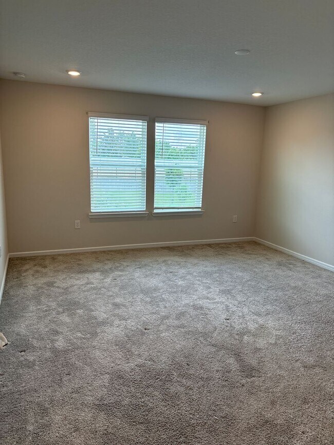Building Photo - Spacious 5-Bedroom Home for Rent in Lake P...