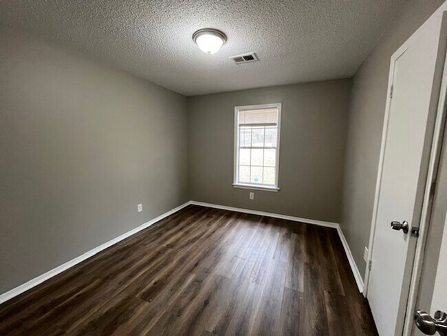 Building Photo - Renovated 3 Bedroom 1.5 Bath Home for Rent!