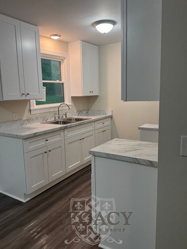 Building Photo - 2316 Woodridge Dr
