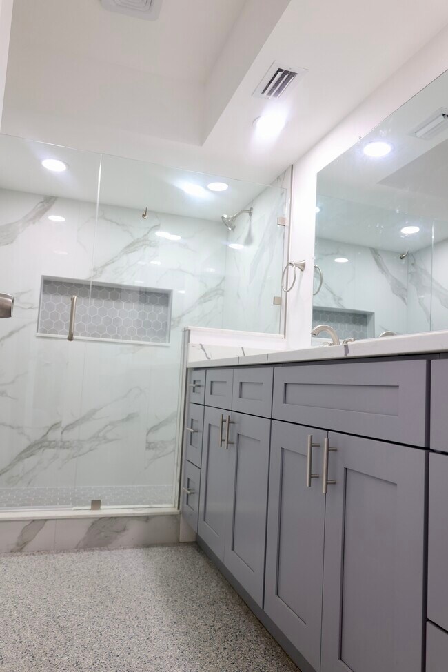 Building Photo - 13815 Good Life Rd