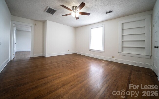 Building Photo - 405 N Main St