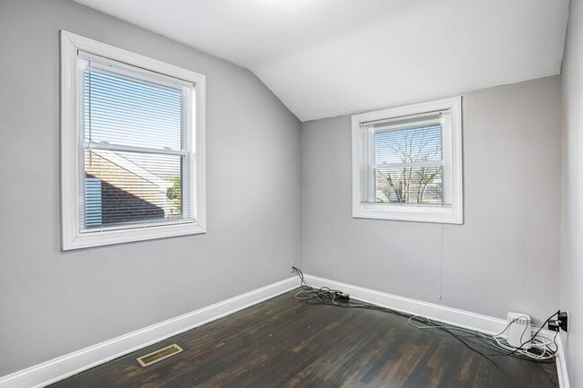 Building Photo - 812 Burns St SE