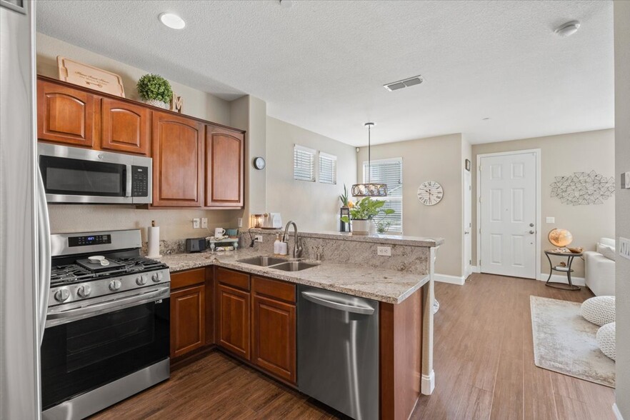 Kitchen - 807 Esplanade Cir