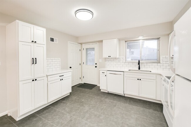 Building Photo - 10235 Jeffleigh Ln