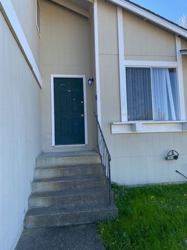 Building Photo - Spacious 5 Bed/4 Bath~