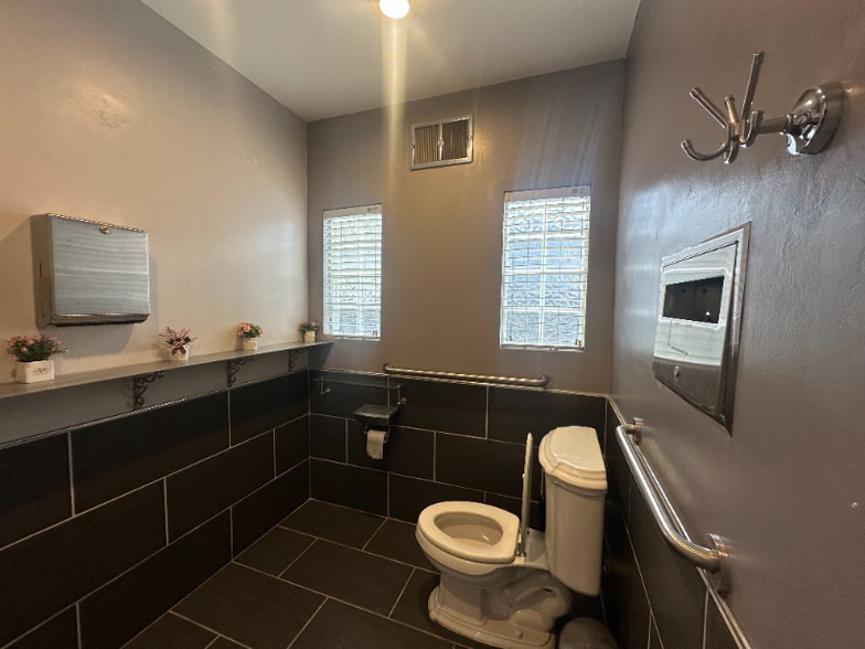 Building Photo - 402 18th St