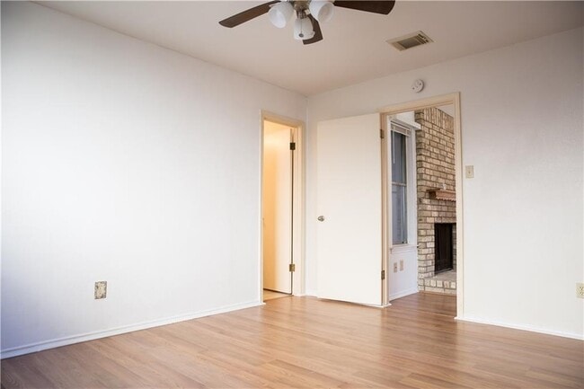 Building Photo - 5912 Shreveport Dr