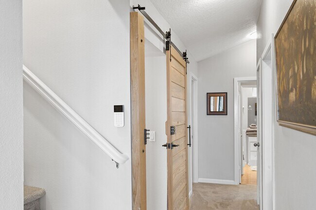 Building Photo - UNFURNISHED! Exquisite 3-Bedroom Unit with...