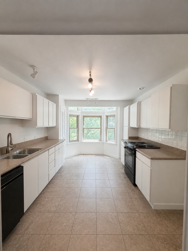 Building Photo - Unique Riverside Townhome