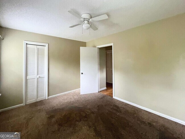 Building Photo - 317 Lake View Dr