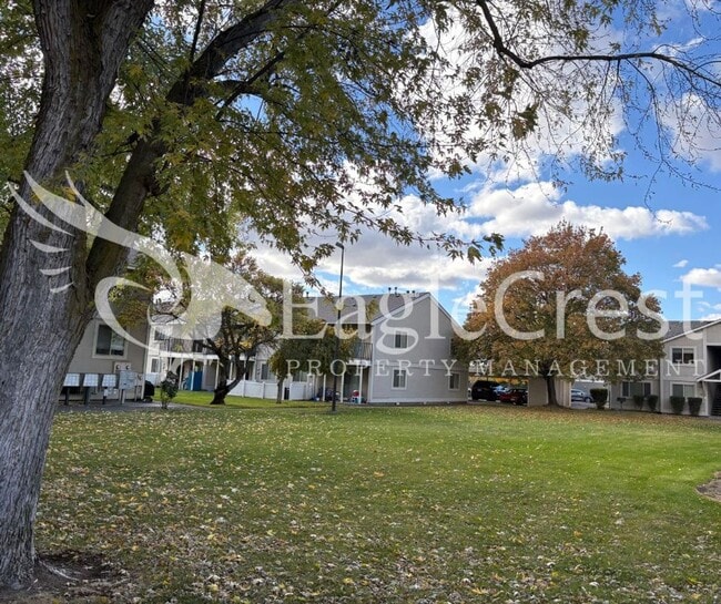 Building Photo - Two Bedroom Upstairs Unit in The Vineyards HOA **Half Off 2nd Month Rent**