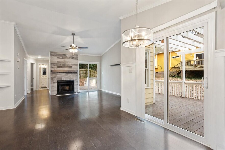 Building Photo - 2400 Calvert Dr