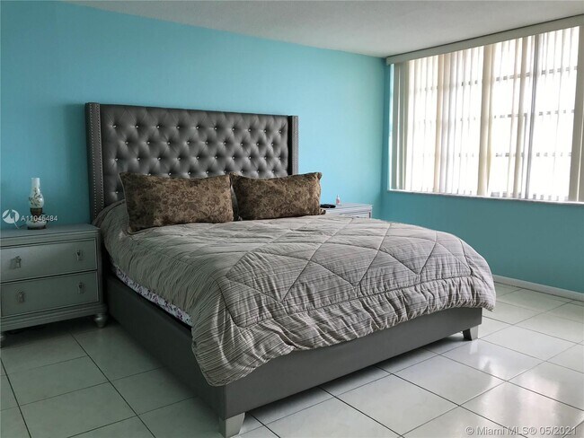 Building Photo - 1817 S Ocean Dr