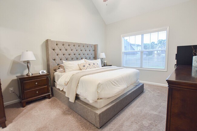 Building Photo - Pet Friendly Three Bedroom with Bonus in S...