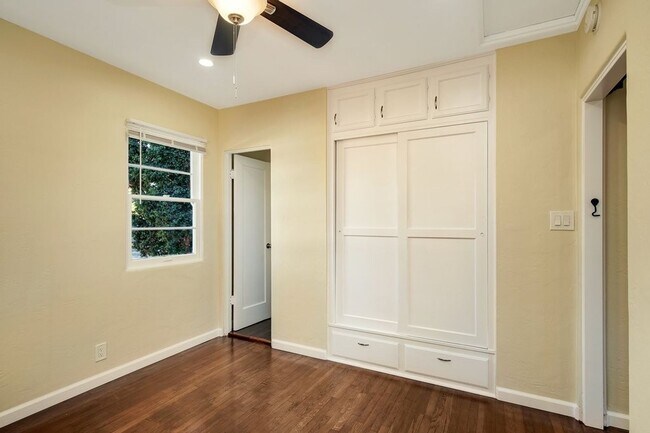 Building Photo - 4415-4419 VAN DYKE AVENUE %