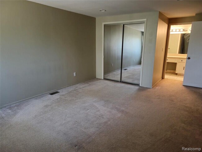 Building Photo - 1549 S Hill Blvd