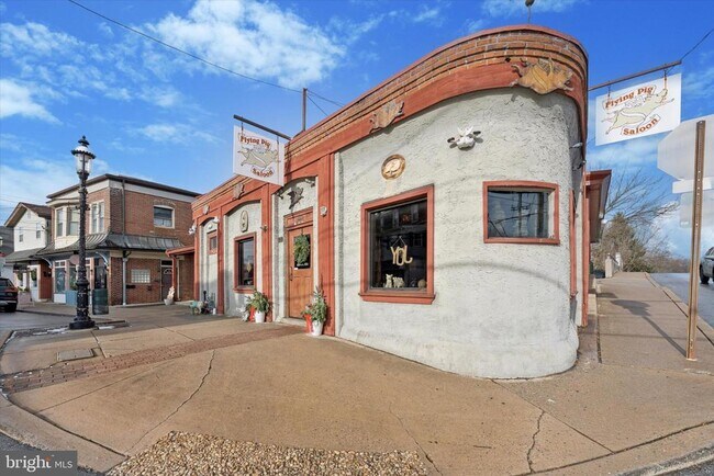 Building Photo - 202 E King St