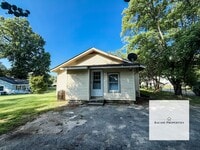 Building Photo - Country living in Marietta