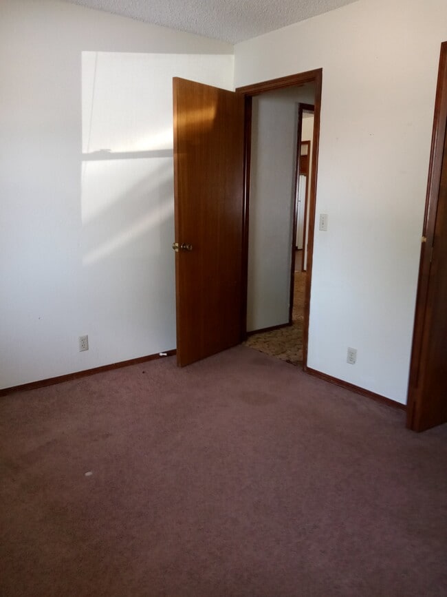 Building Photo - 325 Dustin Dr