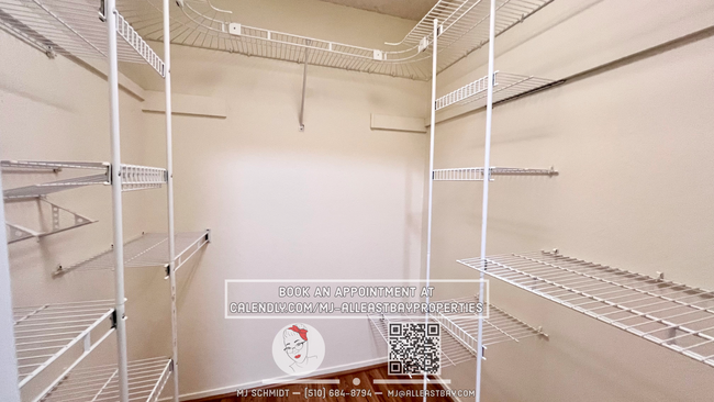 Building Photo - Large 1 bedroom Condo with new LVP floorin...