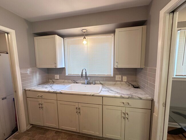 Building Photo - 4697 Pelham St