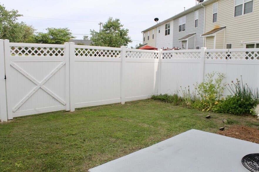 Building Photo - 108 Azteca Dr