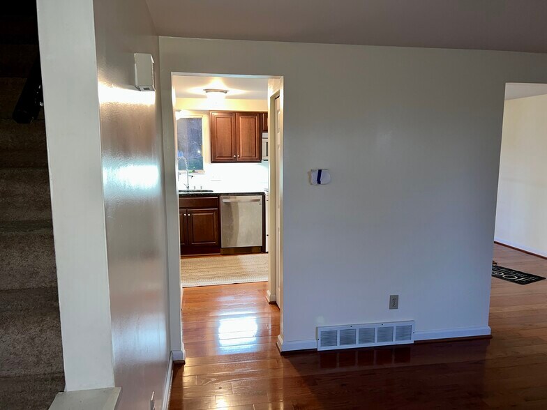 Building Photo - 4304 Royalview Dr