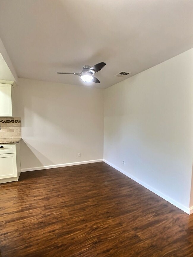 Building Photo - Updated 2 Bedroom /2 Bath Condo in New Hor...
