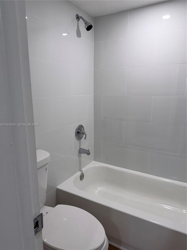 Building Photo - 2324 S Cypress Bend Dr