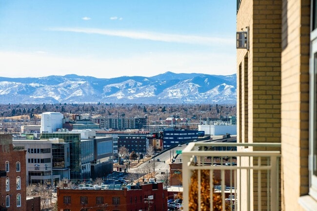 Building Photo - Gorgeous 2 bed, 3 bath Condo w/ 2 Car Gara...
