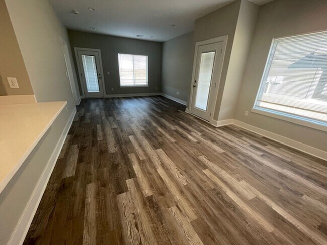 Building Photo - 16271/73 Ike Ct