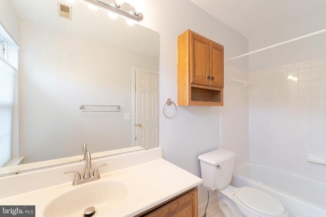 Building Photo - 413 Lakeview Ct