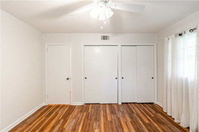 Building Photo - 3 Bedroom Home in Convenient Location