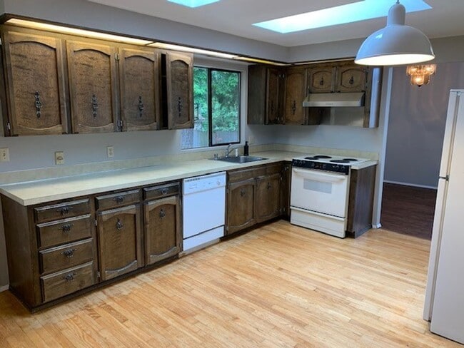 Building Photo - Kenmore House / RENT SPECIAL