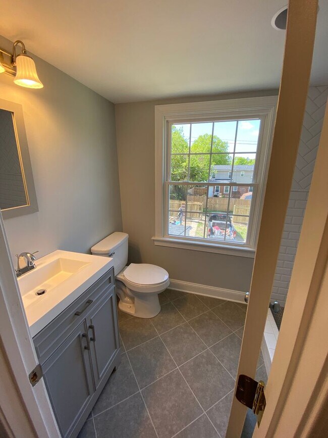 Building Photo - Updated 4 Bedroom Home Convenient to Carytown, Byrd Park And More. Available In July
