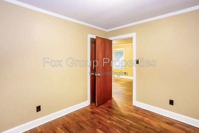 Building Photo - 526 Hickory Ave