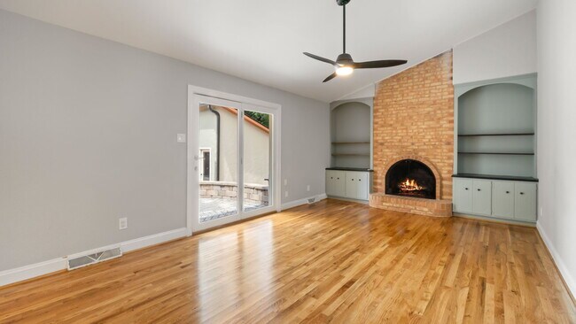 Building Photo - 5745 Riviere Dr