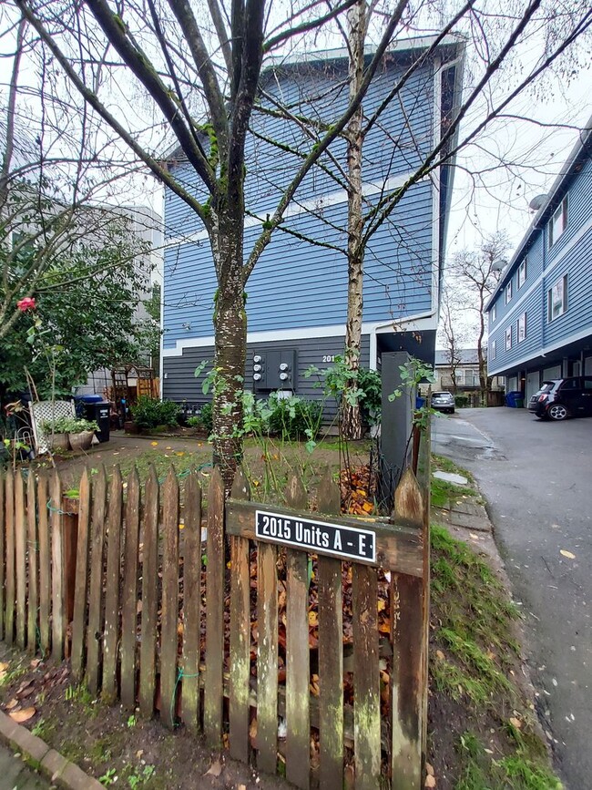 Building Photo - 2015 S Washington St